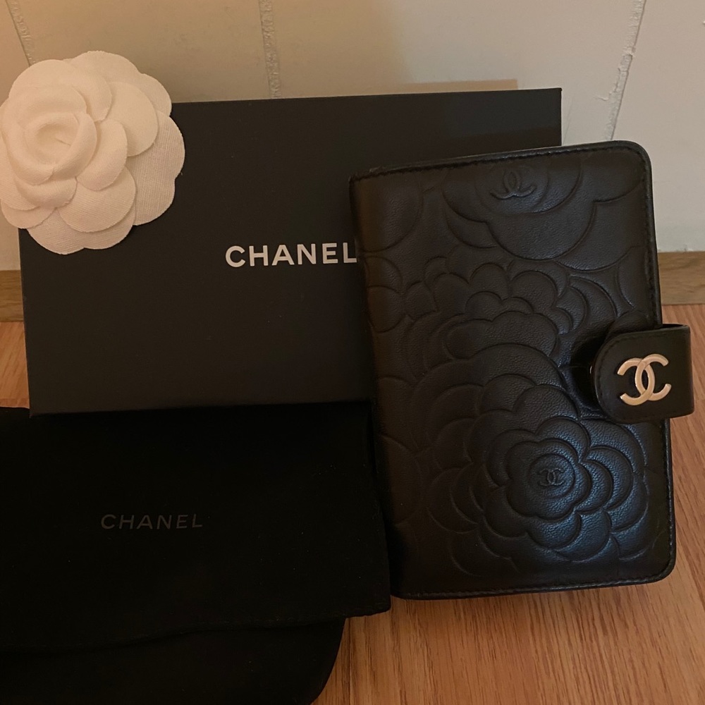 CHANEL - Picture 1 of 7